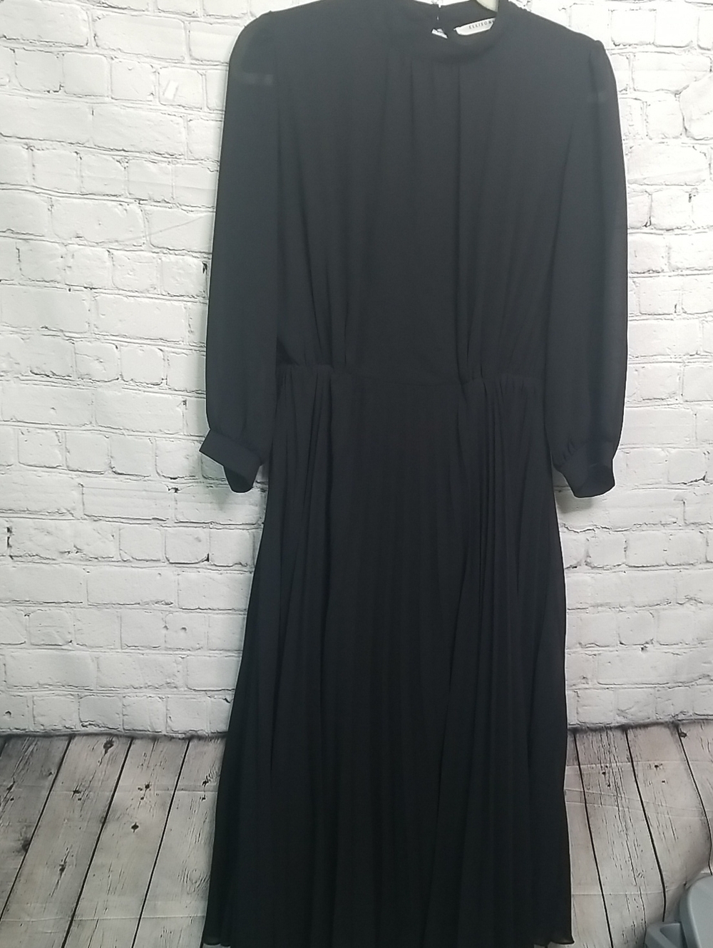 ELLISON womens black pleated dress size Medium lined keyhole closure EUC